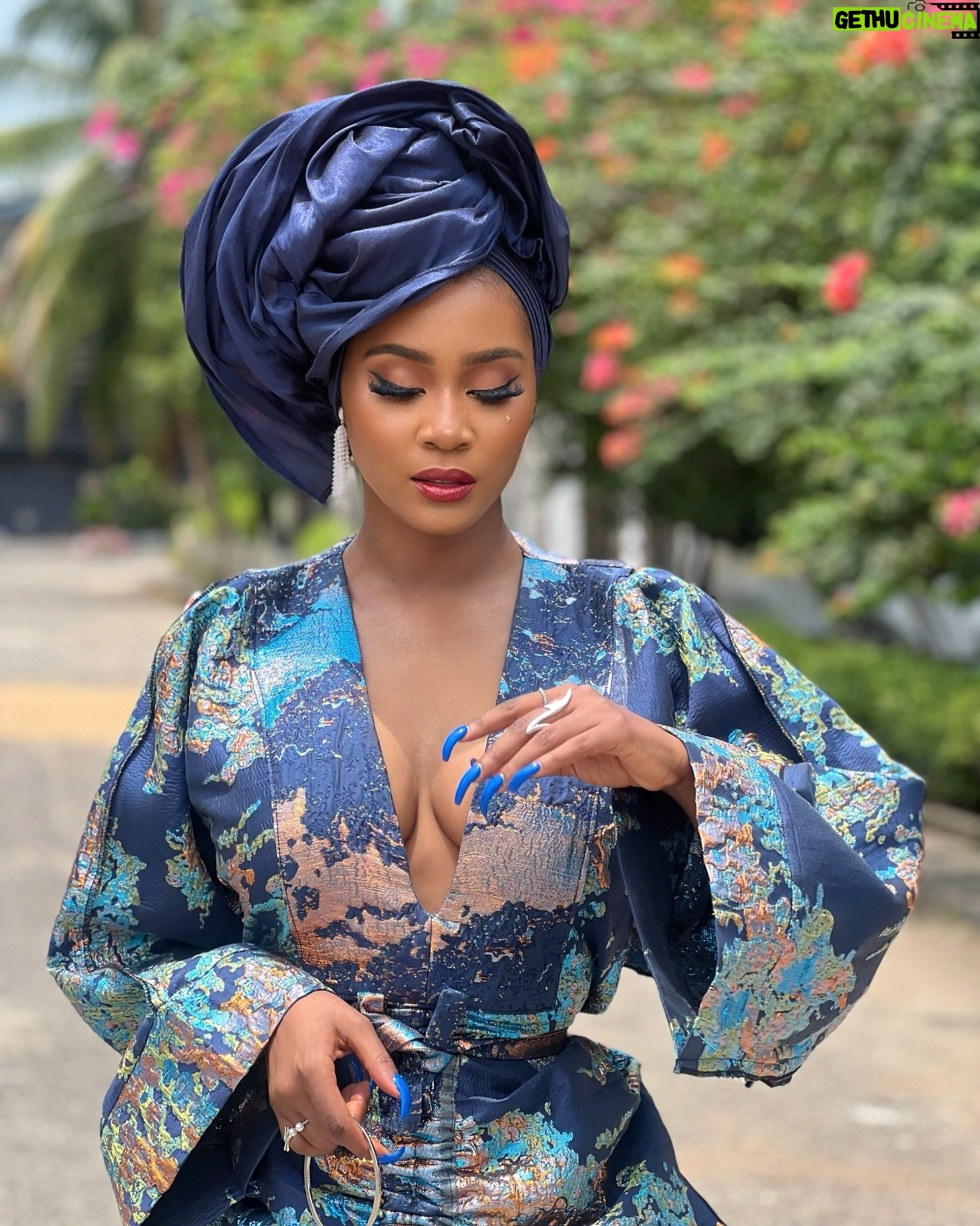 Toni Tones - 18.2K Likes - Queening! β¨
Celebrated my dadβs birthday in style! ππ
And one thing about me? My gele is ALWAYS going to gele, hunnay! ππ½ββοΈβ¨β
Obsessed with my fabulous Asoebi π β this Japanese-inspired kimono dress made by the incredible @adeysoile πβ€οΈπ₯
