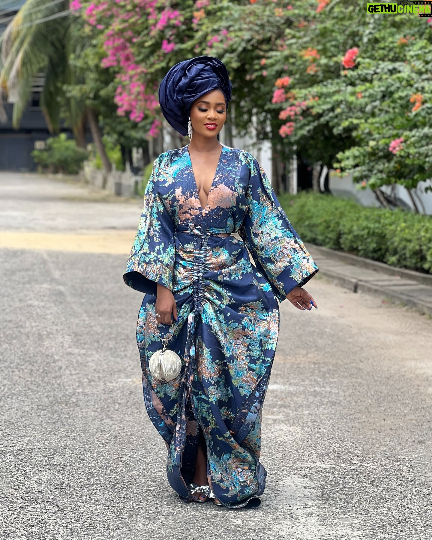 Toni Tones - 18.2K Likes - Queening! β¨
Celebrated my dadβs birthday in style! ππ
And one thing about me? My gele is ALWAYS going to gele, hunnay! ππ½ββοΈβ¨β
Obsessed with my fabulous Asoebi π β this Japanese-inspired kimono dress made by the incredible @adeysoile πβ€οΈπ₯