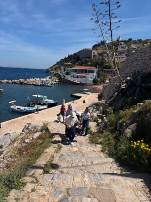 Tonia Sotiropoulou Instagram - Happy Easter 🧡🐣

#hydra #easter #family #friends