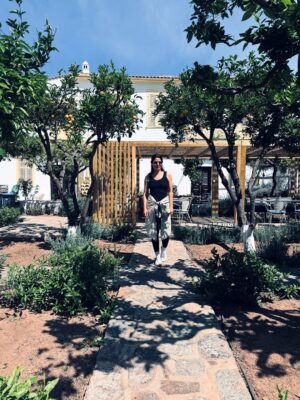 Tonia Sotiropoulou Instagram - Happy Easter 🧡🐣

#hydra #easter #family #friends