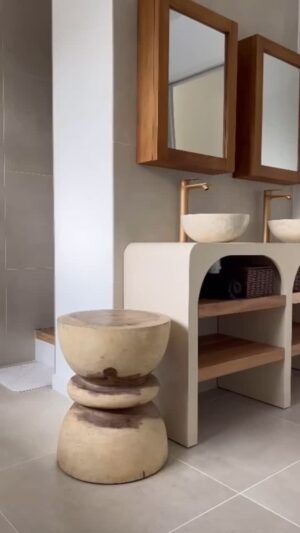 Tressia Bertin Instagram - Un intérieur transformé grâce à nos meubles en suar ! 🌿

👉 Une table élégante, des tabourets uniques, et une ambiance qui invite au voyage… Vous allez craquer ! ✨

Rendez-vous dans notre showroom à Tourcoing pour imaginer ces pièces chez vous. 📍 60 Rue de Roubaix

📆 Réservez dès maintenant sur notre site www.ifwood.store et laissez-vous séduire par nos collections. Votre intérieur mérite le meilleur. 💫

💡 Parlez-nous de vos projets déco ! Une table, des chaises, des étagères… Ensemble, créons la pièce qui sublimera votre espace.

#DécorationNaturelle #iFeelwood #BoisExotique #ShowroomTourcoing #MeublesDesign #artisanatbalinais