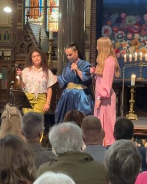 Trijntje Oosterhuis Instagram - Wat een bijzondere middag vol liefde en blessings. Hier vast een kleine weergave. En morgen mogen we weer ❤️♾️❤️🙏🏽. @tobiasstijntuit @heleentjeoomen @rosalowenthal @yosina_roemajauw @dominicusamsterdam @hansvroomanspiano ♾️❤️♾️ Je kunt er nog bij zijn zie info voor tickets 🎫 in bio. We beginnen om 15.30 uur . #alleenmaarliefde❤️ #trots #samen #zingen #pasen