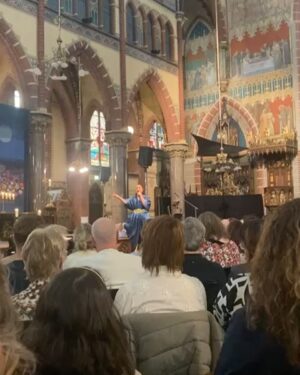 Trijntje Oosterhuis Instagram - Wat een bijzondere middag vol liefde en blessings. Hier vast een kleine weergave. En morgen mogen we weer ❤️♾️❤️🙏🏽. @tobiasstijntuit @heleentjeoomen @rosalowenthal @yosina_roemajauw @dominicusamsterdam @hansvroomanspiano ♾️❤️♾️ Je kunt er nog bij zijn zie info voor tickets 🎫 in bio. We beginnen om 15.30 uur . #alleenmaarliefde❤️ #trots #samen #zingen #pasen