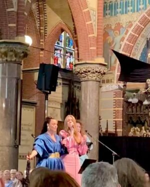 Trijntje Oosterhuis Instagram - Wat een bijzondere middag vol liefde en blessings. Hier vast een kleine weergave. En morgen mogen we weer ❤️♾️❤️🙏🏽. @tobiasstijntuit @heleentjeoomen @rosalowenthal @yosina_roemajauw @dominicusamsterdam @hansvroomanspiano ♾️❤️♾️ Je kunt er nog bij zijn zie info voor tickets 🎫 in bio. We beginnen om 15.30 uur . #alleenmaarliefde❤️ #trots #samen #zingen #pasen