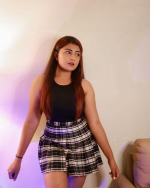 Triparna Dey Instagram - A color that makes me look slim, makes me feel mysterious and doesn’t need a wash every time? What’s not to love! 🖤