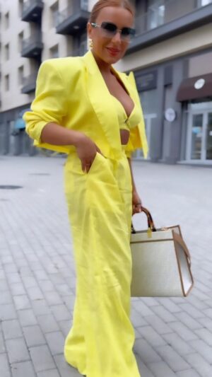 Tunzale Instagram - SÉnÉ bir dÉ sınan kƶnlüm ,
İnanarmı , inanmazmı , ey yar ..š
total yellow linen look @house_oflali @lali_rustamova š
makeup/hairstyle @stilistsabir_ @bonjourbeauty.az
eyewear @vegasopticsofficial
jewellery @takhmaly
nails @nailclub_by_tina