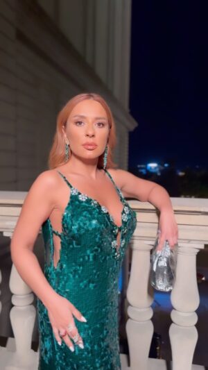 Tunzale Instagram - amazing dress by @uventaofficial š
makeup /hairstyle @stilistsabir_
jewellery @takhmaly
nails @nailclub_by_tina
facecare @dr.adilya_lbc
bodycare @dr.aynur.eynullayeva