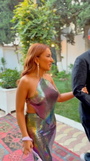 Tunzale Instagram - @zahrabadalbayli be happy šš
look @taylors__home
makeup /hairstyle @stilistsabir_
jewellery @takhmaly
nails @nailclub_by_tina