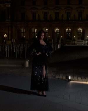 Tyra Banks Instagram - A TyTy Sneak Peek 📸 from my night at Le Grand Dîner du Louvre in Paris.

The Look that Shook:
🖤 Coat Dress: @monotofficial
💇🏽‍♀️ Hair: @stella.yato
💄 Makeup: @slaywithnessah

More to come… 😉✨