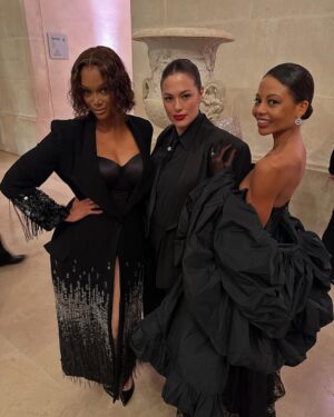 Tyra Banks Instagram - A TyTy Sneak Peek 📸 from my night at Le Grand Dîner du Louvre in Paris.

The Look that Shook:
🖤 Coat Dress: @monotofficial
💇🏽‍♀️ Hair: @stella.yato
💄 Makeup: @slaywithnessah

More to come… 😉✨