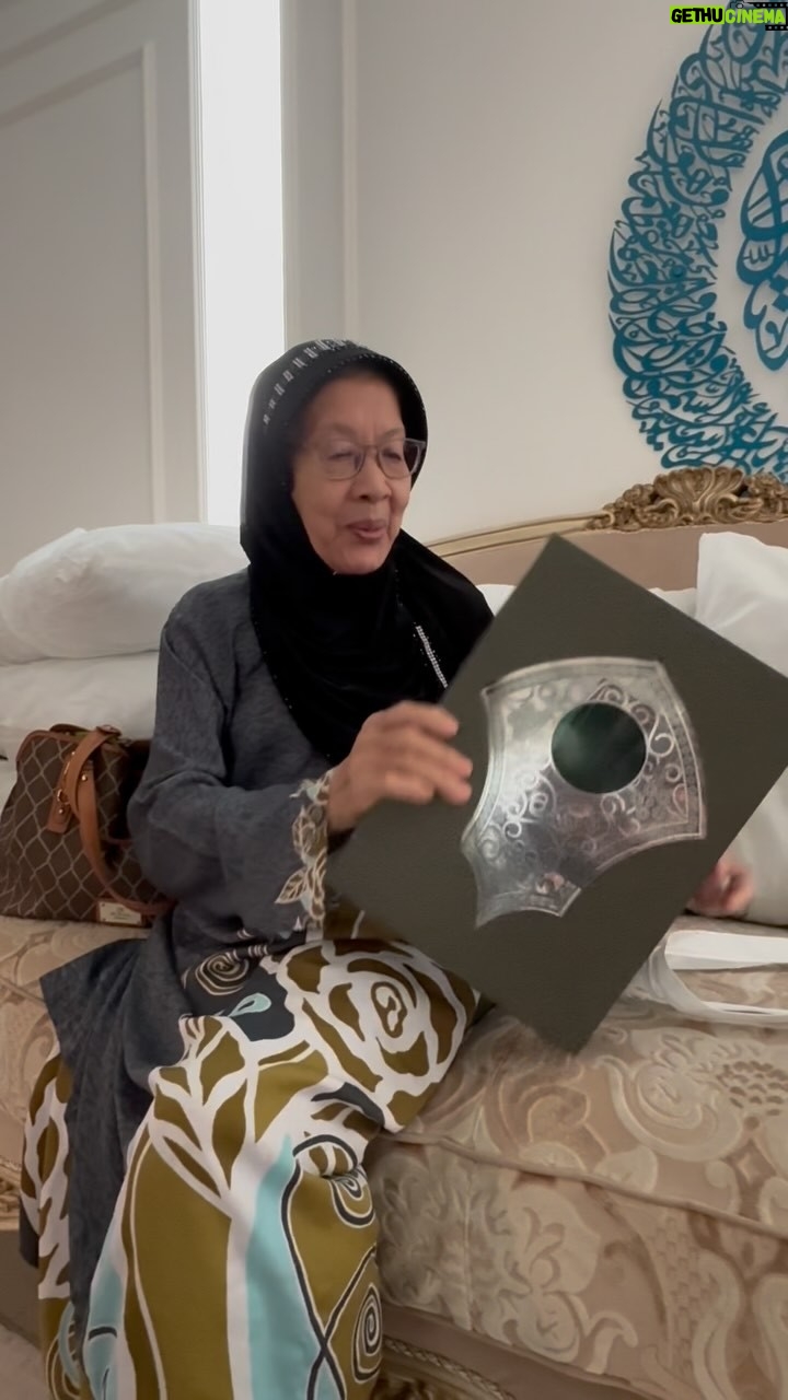 Umie Aida - 2.3K Likes - MasyaAllah.. seronok mak semah dapat gift setiap tahun dari @halizamaysuri . Terima kasih haliza ā¤ļø #bawalexclusive #telekungbawalexclusive