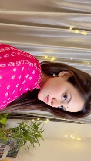 Urvashi Pardeshi Instagram - Felt cute, might delete later ♥️
.
#indian #bindi #love