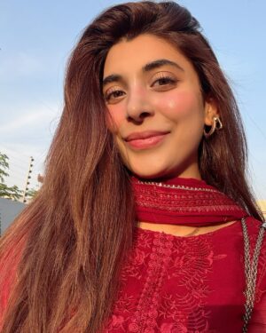 Urwa Hocane Instagram - Eid lunch for our dearest newly weds ! We sneaked out for a few quick photos while the parents were busy gup-shupping and then we also had to get back not just for the guppein but also the food round 2! 💃🏻
@farhan_saeed @mawrellous @ameergilani
