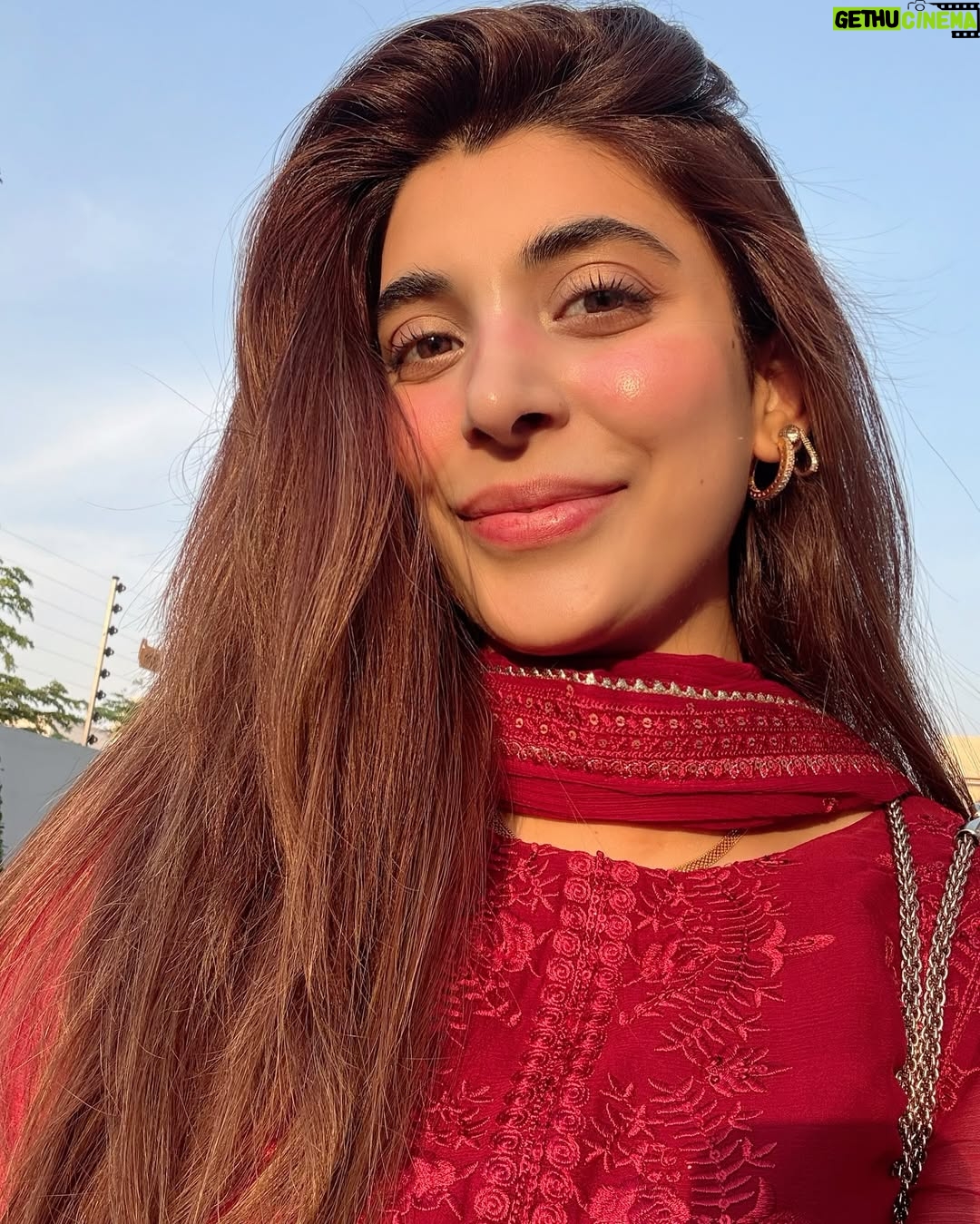 Urwa Hocane - 443.6K Likes - Eid lunch for our dearest newly weds ! We sneaked out for a few quick photos while the parents were busy gup-shupping and then we also had to get back not just for the guppein but also the food round 2! 💃🏻
@farhan_saeed @mawrellous @ameergilani