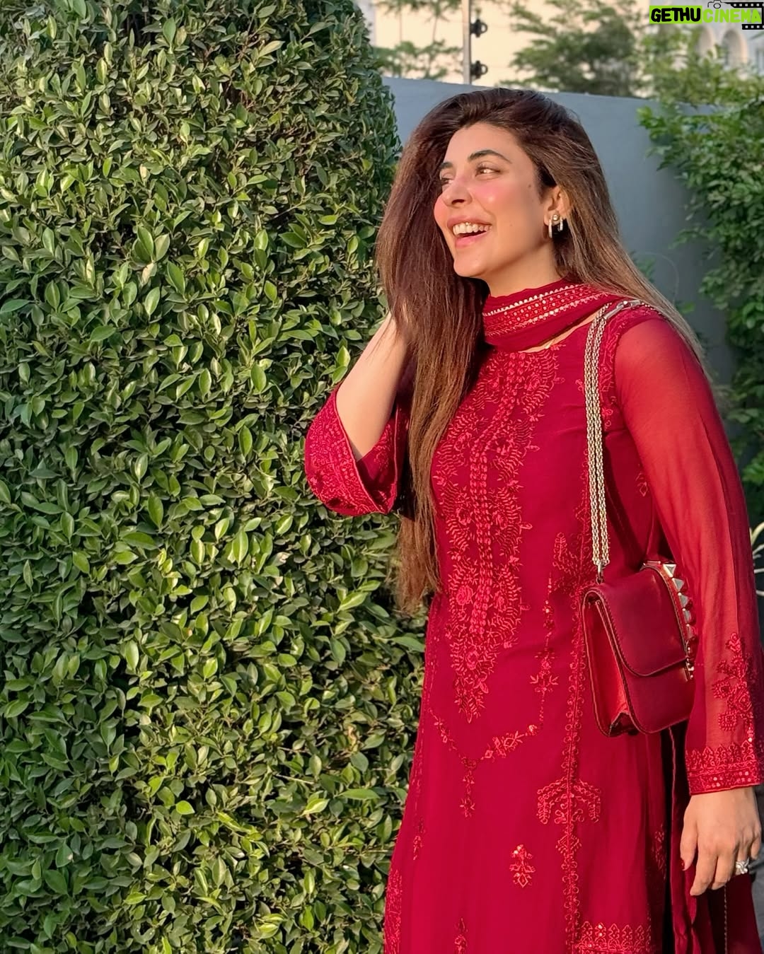 Urwa Hocane - 443.6K Likes - Eid lunch for our dearest newly weds ! We sneaked out for a few quick photos while the parents were busy gup-shupping and then we also had to get back not just for the guppein but also the food round 2! 💃🏻
@farhan_saeed @mawrellous @ameergilani