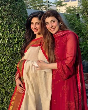 Urwa Hocane Instagram - Eid lunch for our dearest newly weds ! We sneaked out for a few quick photos while the parents were busy gup-shupping and then we also had to get back not just for the guppein but also the food round 2! 💃🏻
@farhan_saeed @mawrellous @ameergilani