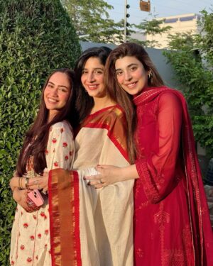 Urwa Hocane Instagram - Eid lunch for our dearest newly weds ! We sneaked out for a few quick photos while the parents were busy gup-shupping and then we also had to get back not just for the guppein but also the food round 2! 💃🏻
@farhan_saeed @mawrellous @ameergilani