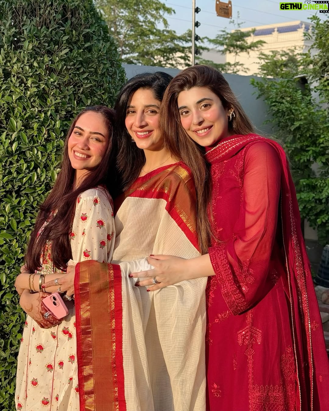 Urwa Hocane - 443.6K Likes - Eid lunch for our dearest newly weds ! We sneaked out for a few quick photos while the parents were busy gup-shupping and then we also had to get back not just for the guppein but also the food round 2! 💃🏻
@farhan_saeed @mawrellous @ameergilani