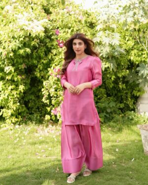 Urwa Hocane Instagram - Eidi from @amnaarshadofficial ! 🌸