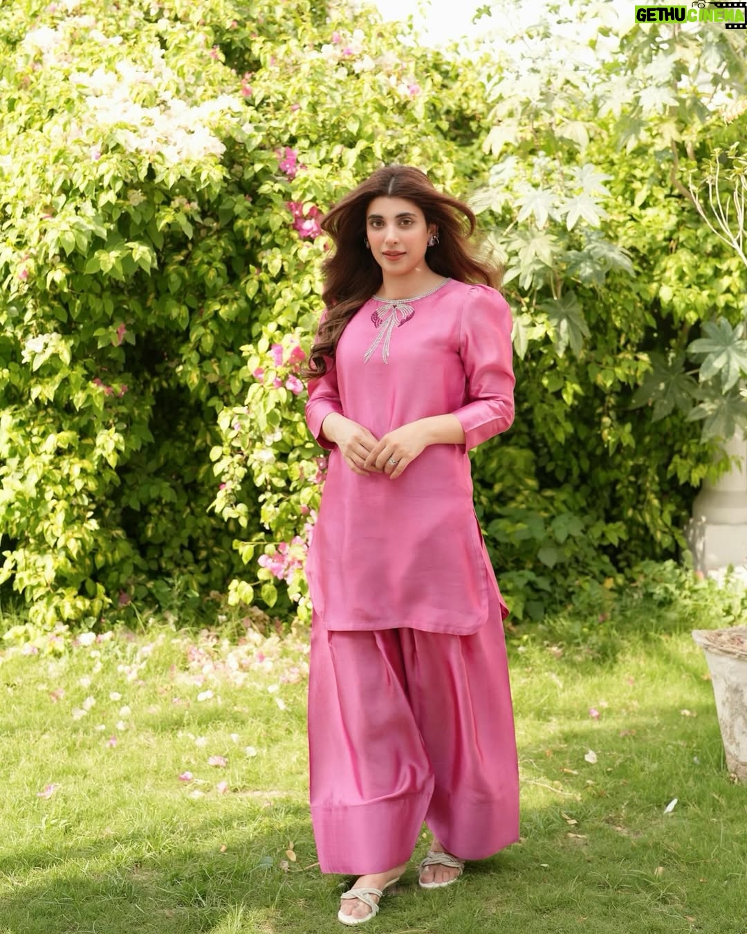 Urwa Hocane - 231.9K Likes - Eidi from @amnaarshadofficial ! 🌸