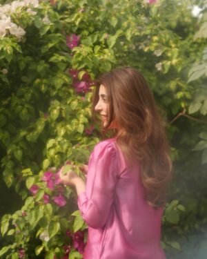 Urwa Hocane Instagram - Eidi from @amnaarshadofficial ! 🌸