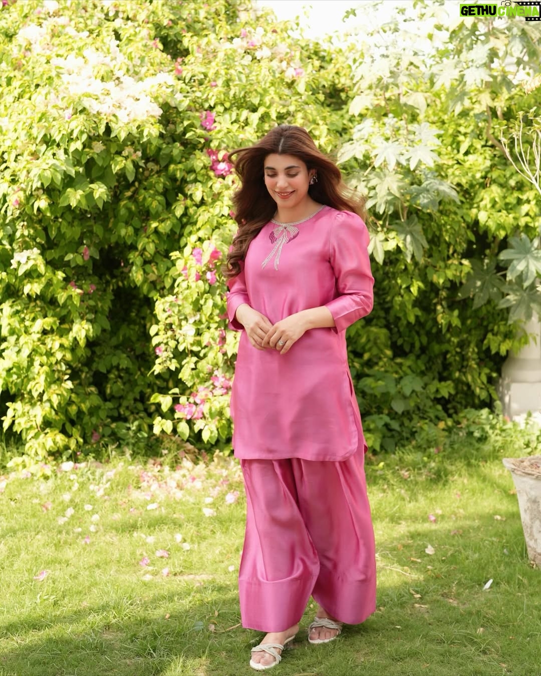 Urwa Hocane - 231.9K Likes - Eidi from @amnaarshadofficial ! 🌸