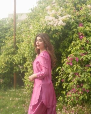 Urwa Hocane Instagram - Eidi from @amnaarshadofficial ! 🌸