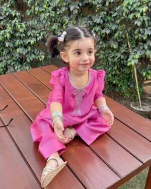 Urwa Hocane Instagram - Meinu Sab Mileya ! 🩷 Alhamdulillah 
Eid Mubarak from Us !
