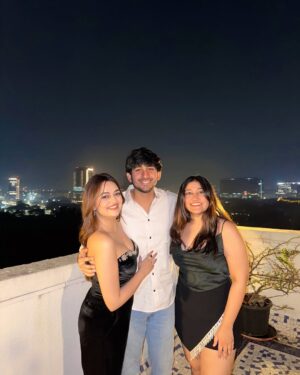 Vaishnavi Prakash Instagram - Happy new year from me and mine ✨❤️

Hope this year turns out to be everything you wish for 🫶🏻

Wearing @cherrify.me 🤍

#velvetszn #happynewyear #2025 #newchapter