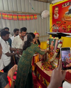 Vaishnavi Vaish Instagram - விடுதலை போராளி வீரத்தாய் வேலுநாச்சியார் அவர்களின் பிறந்தநாளை முன்னிட்டு கோவை வடக்கு மாவட்ட தமிழக வெற்றிக் கழக❤️💛❤️ அலுவலகத்தில் மாவட்டத் தலைவர் திரு. சம்பத்குமார் அண்ணன் அவர்களின் தலைமையில் அவரின் திருவுருவப்படத்திற்கு மரியாதை செலுத்தினோம்!!!

#tvk #tvkvijayhq #bussyanandoffl #tvkpolicyleader #velunachiyar #bravewomanvelunachiyar #womenempowerment