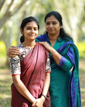 Vaishnavi Vaish Instagram - ஒரு தாயாக என் வளர்ச்சிக்கு நீங்கள் எப்போதும் உறுதுணையாக இருந்துள்ளீர்கள்.

கடந்த ஆறு மாத காலமாக உங்களின் இரு கண்களில் நான் ஒரு கண் என்றால் உங்களது கழகம் மற்றொரு கண் என்பதை வீட்டில் நமக்குள் நடக்கும் கழகம் தொடர்பான விவாதங்கள் மூலம் நான் உணர்ந்துள்ளேன்..

இருப்பினும் இன்றைய தினம் திராவிட முன்னேற்றக் கழகத்தில் இருந்து நீங்கள் உங்களை முழுமையாக விடுவித்துக் கொள்வதை நான் அறிந்தேன்…

தமிழக வெற்றிக் கழகத்தின் நிர்வாகியாக நீங்கள் எடுத்த இந்த முடிவை நான் வரவேற்கிறேன்.

உங்கள் மக்கள் பணி என்றும் தொடர எனது மனமார்ந்த வாழ்த்துக்கள்!!!

#mom #momlove #politics