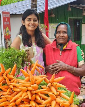 Vaishnavi Vaish Instagram - Some of the best travel memories aren’t planned. Walking through the hills of Munnar🍃, I came across this sweet grandma selling fresh carrots. We exchanged smiles, a few words, a lovely hug and this moment will stay with me forever💝….

#munnardiaries🌴🏞️ #trip #sweetsoul #grandmalove
