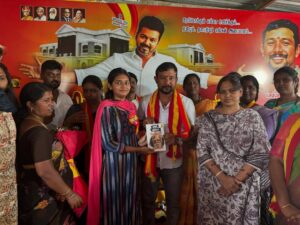 Vaishnavi Vaish Instagram - தமிழக வெற்றிக் கழகத்தின் ❤️💛❤️ தலைவர் தளபதி அவர்களால் கோவை மாநகர் மாவட்டக் கழகச் செயலாளராக பொறுப்பேற்றிருக்கும் V.சம்பத்குமார் அண்ணன் அவர்களுக்கு  எனது மனமார்ந்த வாழ்த்துக்களை கோவை மாவட்ட அலுவலகத்தில் சந்தித்து தெரிவித்த தருணம்…..

#tvk #tvkvijayhq #bussyanand #coimbatore #tvkexecutive #jananayagan🇪🇦