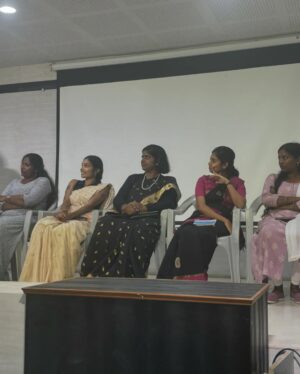 Vaishnavi Vaish Instagram - பெண்களின் இயற்கை நிகழ்வான மாதந்தோறும் மாதவிடாய் குறித்தும் அதற்கான ஊதியத்துடன் கூடிய விடுப்பு குறித்தும் @agnichsiragukal பெண்கள் அதிகாரம் மற்றும் கல்வி அமைப்பின் ஏற்ப்பாட்டில் நடந்த கருத்தரங்கில் கலந்து கொண்டு விழிப்புணர்வு ஏற்ப்படுத்தியப்போது