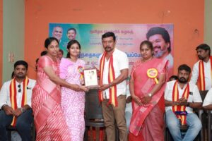 Vaishnavi Vaish Instagram - பெண் தலைவர்களை அரசியல் வழிகாட்டியாக முன்னெடுத்து இருக்கும் நமது தமிழக வெற்றிக் கழகத்தின் 🇪🇸 வருங்கால தலைவர்களான குழந்தைகளை உற்சாகப்படுத்தி மகிழ்ந்த நிகழ்வு !! கழகத் தலைவர் தளபதி @tvkvijayhq அவர்களின் அறிவுரைப்படியும் கழகப் பொதுச் செயலாளர் @bussyanandoffl அவர்களின் வழிகாட்டுதலின்படியும் உடன் கோவை வடக்கு மாவட்டத் தலைவர் @tvk_sampath அவர்கள் ❤️💛❤️