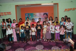 Vaishnavi Vaish Instagram - பெண் தலைவர்களை அரசியல் வழிகாட்டியாக முன்னெடுத்து இருக்கும் நமது தமிழக வெற்றிக் கழகத்தின் 🇪🇸 வருங்கால தலைவர்களான குழந்தைகளை உற்சாகப்படுத்தி மகிழ்ந்த நிகழ்வு !! கழகத் தலைவர் தளபதி @tvkvijayhq அவர்களின் அறிவுரைப்படியும் கழகப் பொதுச் செயலாளர் @bussyanandoffl அவர்களின் வழிகாட்டுதலின்படியும் உடன் கோவை வடக்கு மாவட்டத் தலைவர் @tvk_sampath அவர்கள் ❤️💛❤️