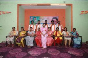Vaishnavi Vaish Instagram - பெண் தலைவர்களை அரசியல் வழிகாட்டியாக முன்னெடுத்து இருக்கும் நமது தமிழக வெற்றிக் கழகத்தின் 🇪🇸 வருங்கால தலைவர்களான குழந்தைகளை உற்சாகப்படுத்தி மகிழ்ந்த நிகழ்வு !! கழகத் தலைவர் தளபதி @tvkvijayhq அவர்களின் அறிவுரைப்படியும் கழகப் பொதுச் செயலாளர் @bussyanandoffl அவர்களின் வழிகாட்டுதலின்படியும் உடன் கோவை வடக்கு மாவட்டத் தலைவர் @tvk_sampath அவர்கள் ❤️💛❤️
