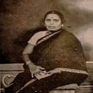 Vaishnavi Vaish Instagram - தென்நாட்டு ஜான்சி ராணி, மூன்று முறை சட்டமன்ற உறுப்பினர்!!

வயிற்றில் குழந்தையை சுமந்தபோதும் சற்றும் அசராமல் ஆங்கிலேயருக்கு எதிராக விடுதலை போராட்டத்தில் பங்கு பெற்று சிறை சென்ற வீராங்கனை…

நமது தமிழக வெற்றிக் கழகத்தின் கொள்கைத் தலைவர்களில் ஒருவரான அஞ்சலை அம்மாள் அவர்களின் நினைவு தினத்தை இன்று போற்றுவோம்!!

#tvk #tvkvijayhq #bussyanandoffl #anjalaiammal #memorialday #tvkpolicyleader