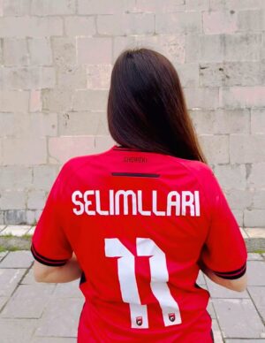 Valbona Selimllari Instagram - Kjo është fanella e re e Kombëtares për kualifikueset e Botërorit, me plot elementë të historisë shqiptare, si Skënderbeu dhe Shqiponja dykrenare. Unë do e kem veshur në datë 24 në stadium, në ndeshjen kundër Andorrës. Shihemi në stadium, forca Shqipëri.🇦🇱❤️ @fshforg