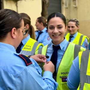 Valbona Selimllari Instagram - 🎀 Tetori Rozë 🎀 – gratë dhe vajzat e Policisë Bashkiake u bashkuan për të diskutuar rëndësinë e kontrollit të hershëm për kancerin e gjirit. 

Kujdesi për veten është forca jonë më e madhe! 💪🏻💉