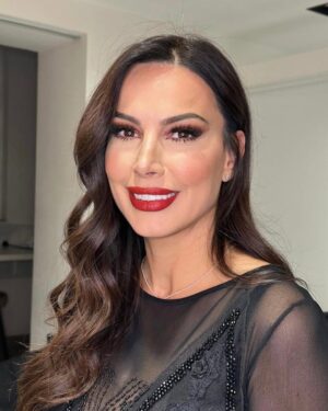 Valbona Selimllari Instagram - Një rastësi e këndshme të takoja @blerine_k @bllenkisbeauty ❤️
Falenderoj nga zemra njerzit e mrekullueshëm  dhe profesionisten e vërtetë _blerinakrasniqi që më bëri të shkëlqeja mbrëm @festivalirtk në Prishtinë.