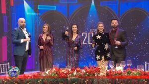 Valbona Selimllari Instagram - 3...2...1... Gëzuar Vitin e Ri 2025! 🎄✨🍷

#rtsh #janaerdhivitiiri #2025 #urim