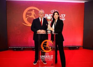 Valbona Selimllari Instagram - Kampionati Europian për 17 vjeçarët zhvillohet për herë të parë në Shqipëri nga data 19 Maj deri më 1 Qershor, kur do të mbahet edhe finalja e madhe në stadiumin “Arena Kombëtare”. 

Ky kompeticion është një mundësi e shkëlyqer për lojtarët e rinj, pasi i mundëson rritje profesionale, promovim, ekperiencë në përballje me ekipet më të forta të kontinentit. 

Shumë suksese të rinjëve tanë, që me lojën e tyre me siguri do të na dhurojnë shumë emocione të bukura e rezultate që do të na bëjnë të ndihemi krenarë për ta!
Forca! 🙂🇦🇱🏆 @armand_duka  @fshforg  Faleminderit 🙏

#Futbolli na bashkon
#Shqipëria mirëpret Europën