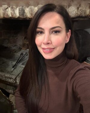 Valbona Selimllari Instagram - Gezuar. Vec mbaresi paci ne familje. 🎄🎄🥂