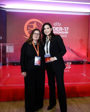 Valbona Selimllari Instagram - Bobi jonë @valbonaselimllari është ambasadore e euro2025 U-17. Ka qenë gjithmonë një grua me vokacion të fortë për futbollin, veçanërisht për futbollin e vajzave. Tani, do të ketë një zë më të fortë edhe për të rinjtë, duke qenë bashkë me Klaus Gjasula ambasadorë të kampionatit europian të 17 vjeçarëve. Shumë urime për Bobin për misionin e saj të ri 🫶🇦🇱🏆
Photo: @gentonuzi