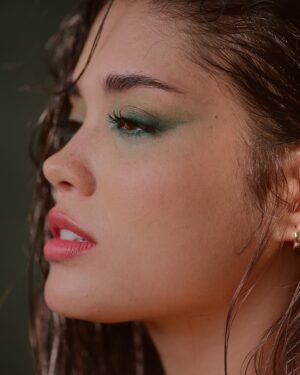 Valeria Emiliani Instagram - Ojitos chiquititos color verde selva 💚