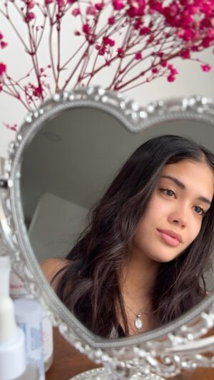 Valeria Emiliani Instagram - Romantic skincare routine 💕 @rilastilcolombia