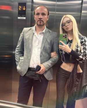 Valeria Lukyanova Instagram - Говорят , что люди которые идеально друг другу подходят должны быть похожи внешне. А вы как считаете? Ваши партнёры похожи на вас? Это мы познакомились у нас даже часто принимали за родственников или за брата и сестру! А в ресторанах мы не сговариваясь заказывали одни и те же блюда и напитки))) самые прочные союзы бывают по ценностям это факт) мало кто способен сохранить свои отношения если им уже больше 20 лет, а некоторые даже говорят что любви не существуют ну как можно прожить с человеком больше 20 лет , без любви?) а вы в отношениях сейчас ? Сколько лет ? #отношения
