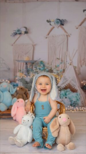 Vanesa Borghi Instagram - Pueden creer que por acá ya pasó el conejito? Y nos llenó de amor y alegría ! 
Amé esta linda sesión de fotos con @babydreamsfotografias . Fue demasiado rápido porque el gordito estaba con sueño pero Andrea muy dulce le sacó una linda sonrisa, además de preciosas fotos. 
En historias les contaré más de esta sesión. 

Que les parece este conejito? 

Está para morderlo, muchas veces me gustaría hacerlo, pero me contengo jaja