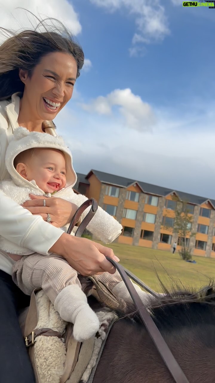Vanesa Borghi - 4.7K Likes - Los rumores son ciertos!
Somos una familia aventurera, amamos visitar distintos lugares con nuestro gordito y el la pasa genial! Nos une aún más y realmente si bien es agotador es genial poder fortalecer nuestros lazos a donde vayamos …
Este viaje fue maravilloso, ya habíamos ido anteriormente con Carlitos, la última vez juntos fue cuando recién comenzaba el embarazo de Clara así que volver con nuestro bebé en brazos fue muy emocionante. Hicimos distintos tours, uno incluso porteando a Teo, fue al mirador Cuernos, de ida lo llevé yo con un porta bebé y chaqueta que se agranda para que él quede cubierto del frío y viento, nos asesoró @bien_porteado , buen calzado y cómodo de @skecherschile y mucho ánimo! El guía era genial muy interesante todo lo que nos enseñó y además muy cariñoso con nuestro gordito, saludos a Olafo si lee esto. Contratamos esto en @themassifchile en @rioserranohotel .
Todo salió súper ! Recomendación vestirse por capas ya que en la región de Magallanes uno puede pasar por todas las estaciones en el mismo día …
Donde será nuestra proxima aventura ?
#familiaporelmundo